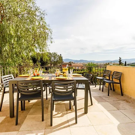 Ferienhaus Spacious Semidetached House With Garden & Terrace