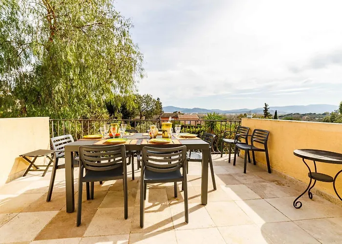 Nyaraló Spacious Semidetached House With Garden & Terrace